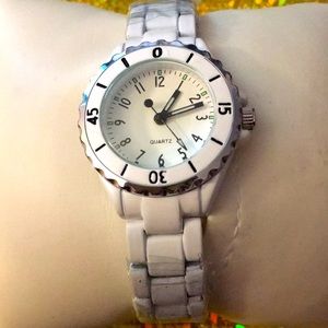 Ladies white casual Quartz watch with round face white and silver plated